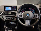 【ハンドル】ドライバーとBMW車の一体感がダイレクトに伝わるステアリングホイール。形状・太さへの拘りに加えて、操作性を高める為にスイッチ類も配置。クイックかつ安定のドライビングを体感下さい!