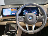 【ハンドル】ドライバーとBMW車の一体感がダイレクトに伝わるステアリングホイール。形状・太さへの拘りに加えて、操作性を高める為にスイッチ類も配置。クイックかつ安定のドライビングを体感下さい!