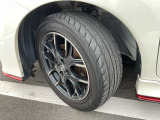 当店でのタイヤの目安は「車検基準」といたしております。ご希望でお車ご購入と同時での新品タイヤへの交換(有料)もお承りいたします。詳しくはスタッフまで。