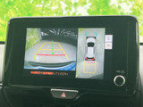 後方映像に加えて車両周辺を上から見た表示も確認でき、ガイド線が駐車時の目安になります。周囲を見ながら慎重に車庫入れできます。