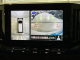 車両周辺を映す画面に加え、上から見た車両イメージも表示されます。駐車時などに周囲の状況を確認する際の目安となり、車庫入れや切り返しをサポートします。