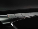 運転席と助手席それぞれのシートポジションを2人分メモリーすることが出来ます。