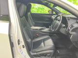 運転席まわりは前方を見渡しやすく、シートに腰掛けた際も落ち着いて過ごせる空間です。足元や座面まわりもすっきりまとまり、日々の移動を快適にサポートします。