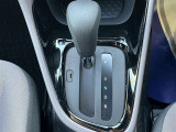 操作しやすいATシフトです♪シフトチェンジを気にしなくていいので運転だけに集中できますね!自然と手に届くところにある、手になじむ形状のシフトノブがいいですね♪
