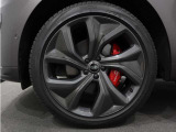 車体を支える強靭なアロイホイルとエアサスペンション。厳格な駆動圧の検査を行い、その信頼さを確保しております