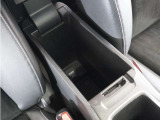 ◆アームレストコンソールボックス◆アームレストを開けると小物を収納できる物入れが付いています。小物の置き場所にも困りません。