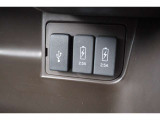 【USBジャック】運転中でもスマートフォン等の充電ができるUSBジャック付き!充電を気にすることなく、ドライブ中の音楽再生や通話等をお楽しみ頂けます!