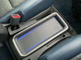 前席運転席と助手席の間には、スマートフォンなどのテーブルもあって便利。