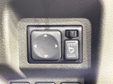 【電動格納ミラー】サイドミラーは電動格納式となっており、狭い駐車場でもキズがつくリスクを抑えられます。