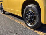 社外のアルミホイール(PPX MIL:8)が装着されています。足元を一層引き締めます。