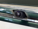 車の後方に小型カメラが付いておりバックする際の後方の様子をモニター上に表示します。