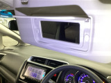 【サンバイザー】眩しい日差しをカットしてクリアな前方視界を確保。身だしなみを整えるミラーや、駐車券をサッと収納できるホルダーなど、運転席周りの「欲しい」を形にした便利装備です。