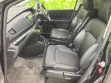 前席は座面にゆとりがあり、運転席まわりを見渡しやすい配置です。助手席側からも車内の様子を確認しやすく、同乗者と過ごす時間を快適に支える空間です。