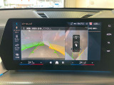 パーキングアシストプラス:トップビュー+3Dビュー、パノラマビューが含まれ車の周囲の状況をディスプレイで確認できます。スマートフォンからリモートで3Dビューで周囲を確認できます。