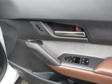 運転席以外のウィンドウ操作を制限できるパワーウィンドウロック機能を搭載!お子様や同乗者の誤操作を防ぎ、走行中の不意の開閉や危険を未然に防止します。同乗者がいるドライブでも安心感をもたらす安全機能です。