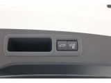 電動で開閉するパワーバックドア装備しています