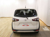 バックカメラが付いているので後方確認が非常にしやすいです。今や運転初心者も熟練者も必須装備!ついていて損はないですね♪