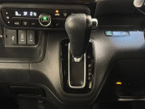 CVT車のセレクトレバーです。低速から高速まで、変速ショックのないスムーズな走りを実現するとともに、エンジン効率のよい領域を維持することで燃費にも貢献します。