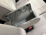 運転席と助手席の間のひじ掛けにも小物入れがあります