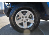 245/75R17 純正17アルミホイールを装着。アルミホイール4本の状態は良好で御座います。