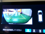 バックカメラの画像です。ガイドラインがスムースな車庫入れをサポートいたします。車庫入れの安心感がアップしますね。
