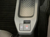 【電動パーキングブレーキ】ボタンを手前に引くだけでパーキングブレーキがロック!発進時にはボタンを押すとパーキングブレーキが簡単に解除される優れものです!