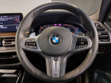 【ハンドル】ドライバーとBMW車の一体感がダイレクトに伝わるステアリングホイール。形状・太さへの拘りに加えて、操作性を高める為にスイッチ類も配置。クイックかつ安定のドライビングを体感下さい!