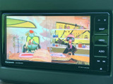 停車中にテレビ番組を画面で視聴でき、休憩時間など車内で過ごすひとときに活用できます。映像が大きく表示され、メニューからテレビを選べるため、必要なときに利用しやすい装備です。
