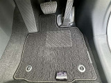 運転席フロアマットは使用感が少なく良好な状態です。