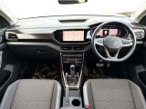 特別仕様車専用のカッパー(銅色)ダッシュパッドを採用。チタンブラック/ブラウンのインテリアカラーと調和し、上質で落ち着いた空間が広がります。