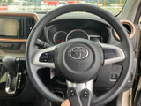 左右のスポークにスイッチを備え、手元で各種操作を行いやすい仕様です。握りやすい形状で運転姿勢を整えやすく、日々の移動でも自然に扱えるステアリングです。