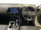 運転席周りのレイアウトをご覧ください。ナビゲーションが綺麗に装着されすっきり収まってますね!