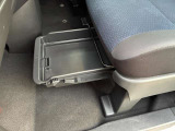 助手席下のシートアンダーBOX。