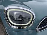 LEDヘッドライト&フロントフォグランプ。キセノンライトに比べて明るさと照射範囲が向上し、消費電力も低減のため省燃費にに貢献。周囲のリング部分はデイライトとして日中ヘッドライトOFF時も点灯します。