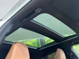 【ガラスルーフ】ガラスルーフ搭載で車内の解放感が一気にアップ!開放的なドライブをお楽しみいただけます。