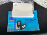 メンテナンスノート【整備記録簿】、取説も揃っています。スマートキーはバッグなどにしまったままボタン操作でエンジンの始動・停止ができて大変便利です。