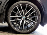 BMW純正アルミホイールです。納車時にはアルミホイールコーティングも承っております!是非ご検討下さいませ。
