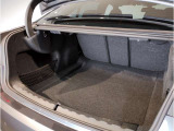 BMWではスペアタイヤが非搭載となるため、スペースは拡大されており、収納スペースとして利用可能。トランクの下にも収納スペースがあり、意外と役に立つスペースでございます。