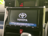 起動時の案内が画面に表示され、音楽などの車内機能をまとめて確認しやすい構成です。画面下には音量やメニューのボタンも並び、日々の操作を行いやすくしています。