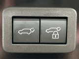 【パワーバックドア】スマートキーや運転席のボタンを押すだけでリアゲートが自動で開閉します!荷物を持っている時や、高い位置にあるバックドアを閉める際に便利な機能です♪