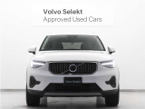ボルボXC40は、よりスマートに、より大胆に生まれ変わりました。刷新されたフロントフェイス、先鋭的な躍動感を感じさせるスタイリング。SUVの姿を体現するプロポーションは力強さに溢れた佇まいを見せます。