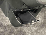 置きたい場所に手が届く。すぐに取り出せ、しまえる多彩な収納が付いてます(インパネロアボックス)