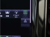 Apple CarPlayやAndroid Autoを利用すれば、スマホを簡単に接続できます。USBポートにケーブルをつなぐだけで、スマホの見慣れたホーム画面と共通するインターフェイスが表示されます。