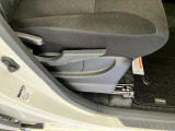 運転席は前後にスライドするだけでなく、シートの高さも調整出来るんです!自分の身長に合った運転姿勢を確保できると嬉しいですね!!