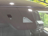 【スマートシティブレーキサポート】低速走行中に前方の車両等を認識し、衝突しそうな時は警報とブレーキで衝突回避と被害軽減をアシスト。より安全にドライブをお楽しみいただけます。
