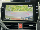 車両後方の映像とガイド線を画面で確認でき、駐車時に周囲との位置関係を把握する目安になります。画面上で表示切替もでき、車庫入れや後退時の確認をサポートします。