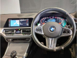 BMWのステアリングはドライバーと車体が一体感に感じれるような操作性を実現しております。また、握りやすさや操作性を向上するためにスイッチ類も配置されております。