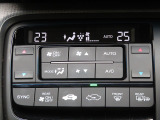 車内の空調は運転席と助手席で温度設定が分けられるデュアルオートエアコンです!!