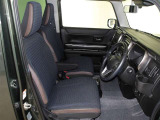 厚みがあって、座り心地が良いソファーのようなシート。運転席も助手席もリラックスしてゆったり座れます。