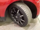ラゲッジも広く使いやすいトランクは、開口部も広く荷物の積み下ろしもしやすいお車となっております。リアシートの背もたれは可倒できるので、長いお荷物などを載せることもできます。